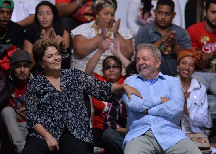 Dilma Rousseff kävi vaalikampanjaa vahvana tukenaan edeltäjänsä Luis Inácio Lula da Silva. Kuva on viime viikon maanantailta São Paulosta.