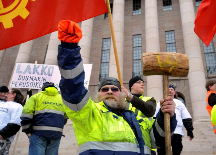 Luottamushenkilöiden vastausten perusteella työtaistelut johtuvat useimmiten työnantajien asenteesta. Kuva AKT:n ahtaajien lakkomielenosoituksesta vuodelta 2010.