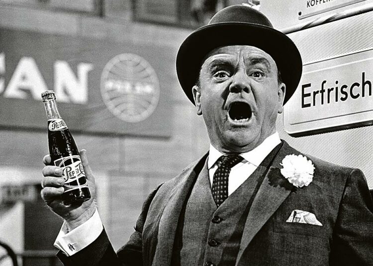 James Cagney esittää jenkkiä, joka yrittää myydä Coca-Colaa venäläisille ja estää pomonsa tytärtä naimasta kommunistia.