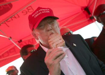 Presidenttiehdokas Donald Trump söi viikonloppuna porsaankyljystä messuilla Iowan osavaltiossa.