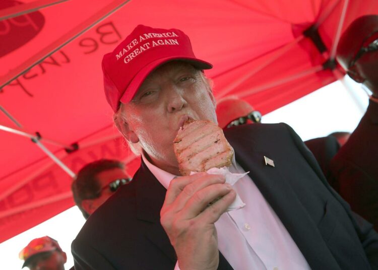 Presidenttiehdokas Donald Trump söi viikonloppuna porsaankyljystä messuilla Iowan osavaltiossa.