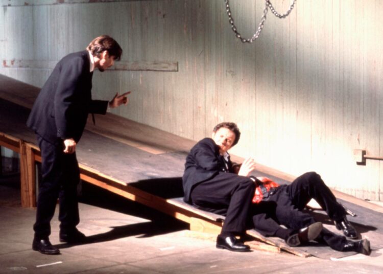 Tarantinon esikoiselokuva on tiivistunnelmainen rikostarina, joka kertoo täydelliseksi suunnitellun timanttiryöstön karmeasta epäonnistumisesta.