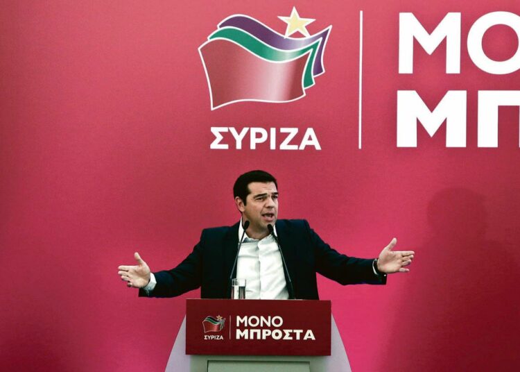 Alexis Tsipras puhumassa Syrizan keskuskomiteassa viime lauantaina. Puolue lähtee ennenaikaisiin vaaleihin tunnuksella ”Vain eteenpäin”. Tammikuussa iskulauseena oli ”Edessä on toivoa”.