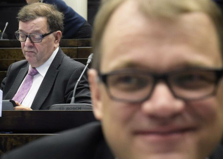 Paavo Väyyrnen ja sivuun Juha Sipilän johtaman keskustan puolue-elinten työstä.