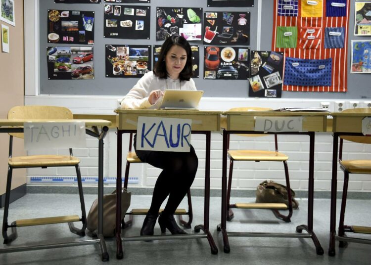 Opetus- ja kulttuuriministeri Sanni Grahn-Laasonen vieraili Mikkolan koululla Vantaalla 4. helmikuuta. SAK kehottaa häntä varmistamaan, etteivät uudet leikkaukset vaaranna nuorten koulutustakuuta.
