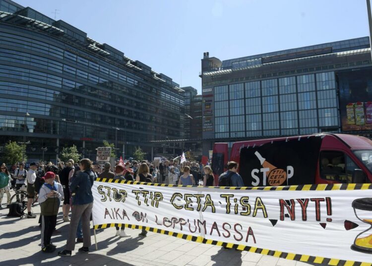 TTIP-, CETA- ja TISA-sopimuksia vastaan osoitettiin mieltä Helsingissä viime toukokuussa.