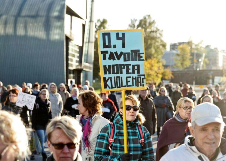 Hoitajamitoituksen leikkaukset kiukuttivat Kansalaistorille kokoontuneita mielenosoittajia.