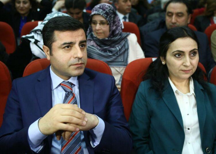 Turkin pidättämät HDP-puolueen johtajat Selahattin Demirtas ja Figen Yüksekdag puolueen vaalikampanjan avajaisissa vuonna 2015.