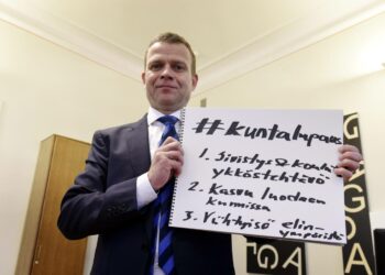 Hallituspuolueissa ollaan nyt kovasti huolissaan pienituloisista, syrjäytymisestä ja koulutuksesta. Kokoomuksen puheenjohtaja Petteri Orpo esitteli puolueensa kuntavaaliteemoja helmikuussa.