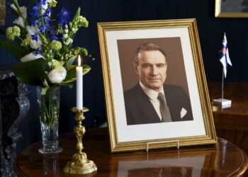 Presidentti Mauno Koivisto kuoli perjantaina 12. toukokuuta Meilahden sairaalassa. Hän oli kuollessaan 93-vuotias. Koiviston muistovalokuva, muistokynttilä ja Suomen lippu olivat esillä avoimien ovien päivänä presidentinlinnan työhuoneessa lauantaina.