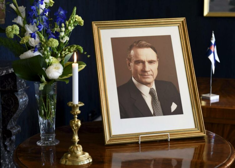 Presidentti Mauno Koivisto kuoli perjantaina 12. toukokuuta Meilahden sairaalassa. Hän oli kuollessaan 93-vuotias. Koiviston muistovalokuva, muistokynttilä ja Suomen lippu olivat esillä avoimien ovien päivänä presidentinlinnan työhuoneessa lauantaina.