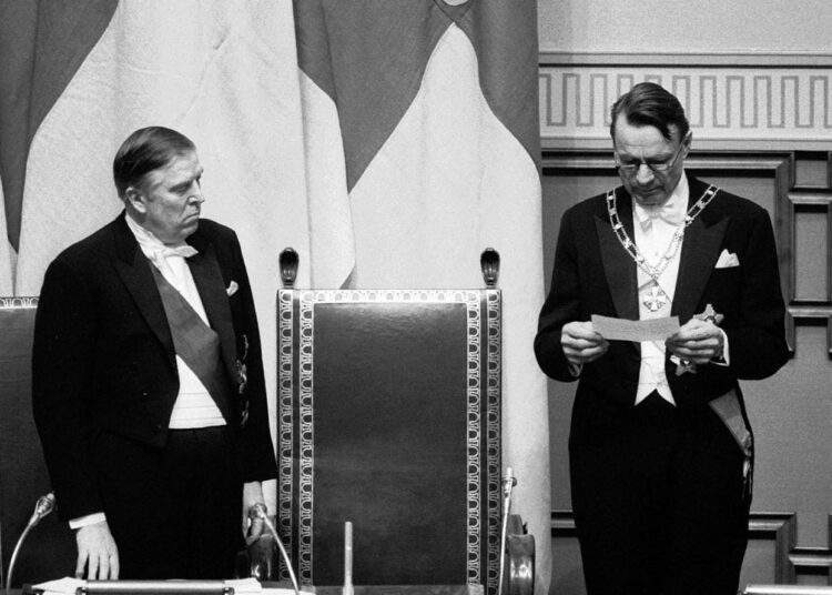 Mauno Koivisto valittiin presidentiksi vuosina 1982 ja 1988. Kuva virkaanastumistilaisuudesta eduskunnassa tammikuussa 1982. Vieressä puhemies Johannes Virolainen.