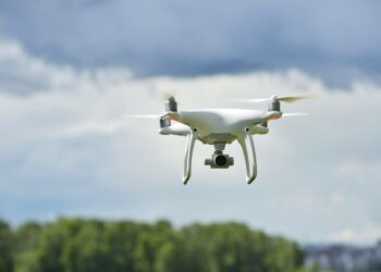 Droneja käytetään mm. liikenteenvalvonnassa ja pelastustehtävissä. Yleisön päällä droneja saavat lennättää ainoastaan ammattilaiset.