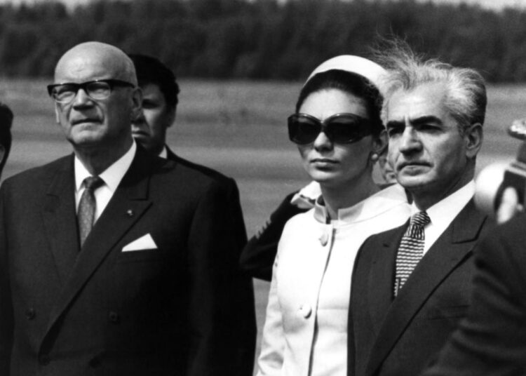 Iranin šaahi Mohammed Reza Pahlavi ja šaahitar Farah Diba kävivät valtiovierailulla Suomessa kesällä 1970. Vasemmalla presidentti Urho Kekkonen.