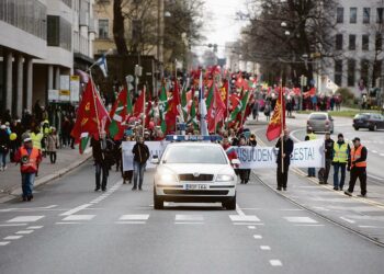 Kirjoittajan mukaan kapitalismille on olemasa vaihtoehto: sosialismi, mutta ei niin sanottu reaalisosialismi. Kuva vuoden 2015 vappumarssista Helsingistä.