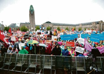 Palkansaajien edellinen suurmielenilmaus järjestettiin Helsingin rautatientorilla perjantaina 18. syyskuuta 2015. Silloin vastustettiin pakkolakeja, joiden tilalle tuli kiky-sopimus. Nyt hallitus SAK:n mielestä rikkoo kiky-sopimuksen työttömyysturvan aktiivimallilla.