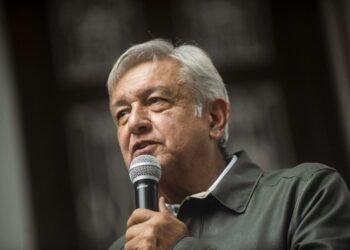 Andrés Manuel López Obrador puhumassa lehdistötilaisuudessa viime lauantaina.
