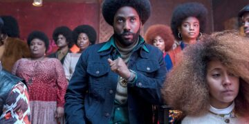 BlacKkKlansman on kuin valitut palat rasismin yhdysvaltalaisesta (lähi)historiasta.