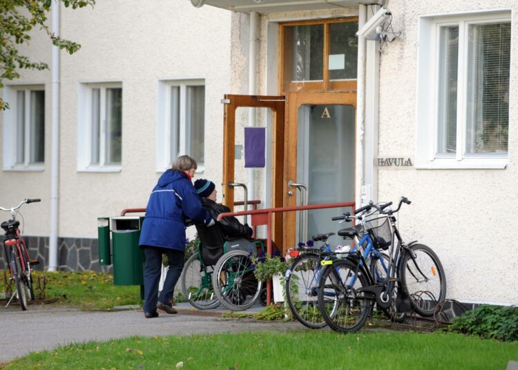 Sekä kunnat että yksityinen sosiaali- ja terveysala ovat perinteisesti käyttäneet määräaikaisuuksia sijaisuuksien hoitamisessa. Kuva Koukkuniemen vanhainkodista.