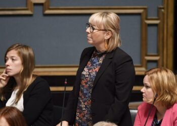 Vasemmistoliiton eduskuntaryhmän puheenjohtaja Aino-Kaisa Pekonen pitää tärkeänä, että mahdollisista perustuslain muutoksista käydään kansalaiskeskustelu. Pekonen eduskunnan kyselytunnilla 20. syyskuuta.