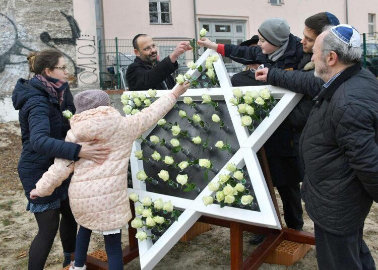 Yhdeksän kymmenestä EU-alueen juutalaisesta kokee juutalaisvastaisuuden kasvaneen. Lapset koristelivat Daavidin tähteä Potsdamin uuden synagogan luona 9.11. natsi-Saksan kristalliyön 80-vuotismuistopäivänä.