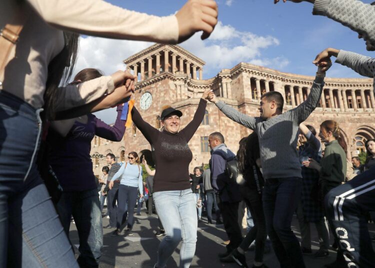 Mielenosoittajat pistivät tanssiksi Armenian pääkaupungissa Jerevanissa, kun ex-presidentti Serž Sarkisjan luopui vallasta viime vuoden huhtikuussa.