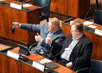 Perussuomalaisten uudet kansanedustajat Jukka Mäkynen ja Veijo Niemi (oik) ottivat selfien ennen uuden eduskunnan ensimmäisestä täysistuntoa keskiviikkona 24. huhtikuuta.