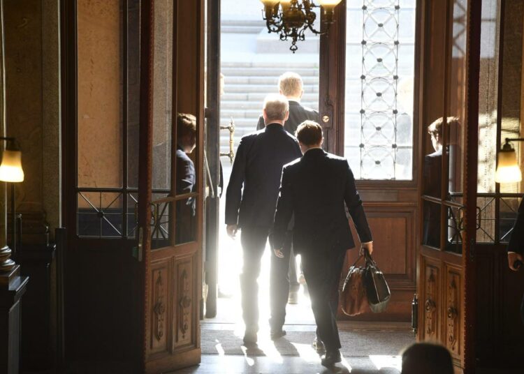 Pääministeri Antti Rinne poistumassa uuden hallituksensa tiedotustilaisuudesta ja astumassa arkeen torstaina 6. kesäkuuta.