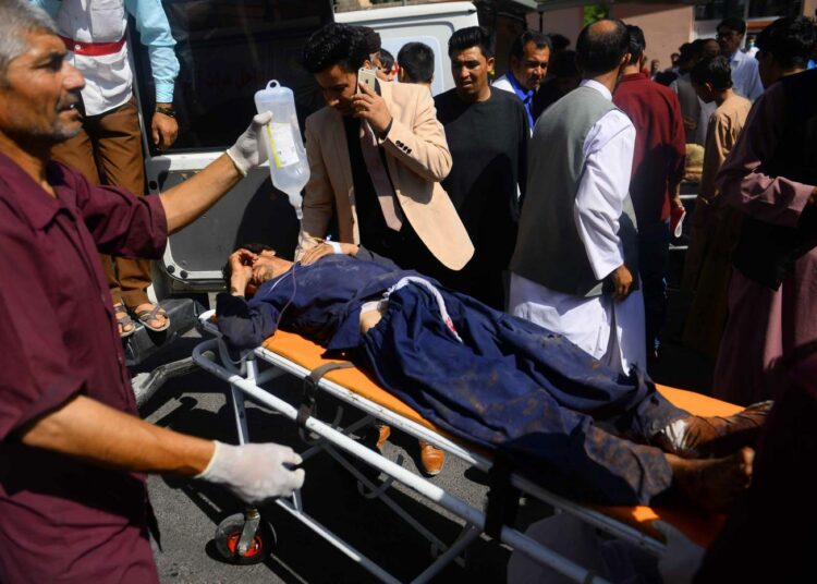 Tänä aamuna Kandaharin ja Heratin välisellä tiellä räjähtäneen tienvarsipommin uhrina kuoli tai loukkaantui kymmeniä ihmisiä. Paareilla makaava henkilö on yksi heistä.