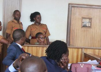 Makereren yliopiston opettaja ja tutkija tohtori Stella Nyanzi istuu syytetyn aitiossa, koska julkaisi Facebookissa Ugandan presidenttiin Yoweri Museveniin kriittisesti suhtautuva runon.