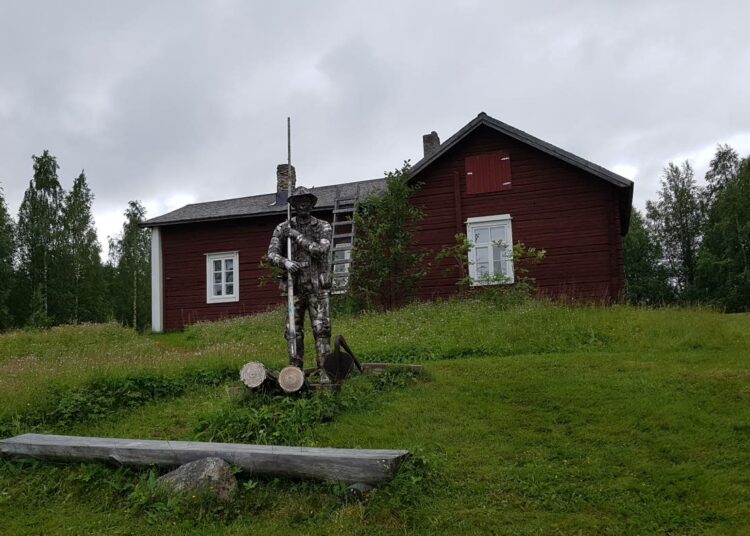 Päätalo-fanien pyhiinvaelluskohde on Kalle Päätalon lapsuudenkoti Kallioniemi. Sen pihaa koristaa Unneutettu vonkamies -niminen patsas.