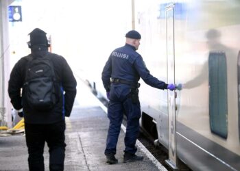 Uudenmaan eristyksen aikana poliisit ovat matkustaneet melko tyhjissä junissa välillä Helsingistä Tampereelle ja takaisin tarkistamassa ihmisten matkan syytä.