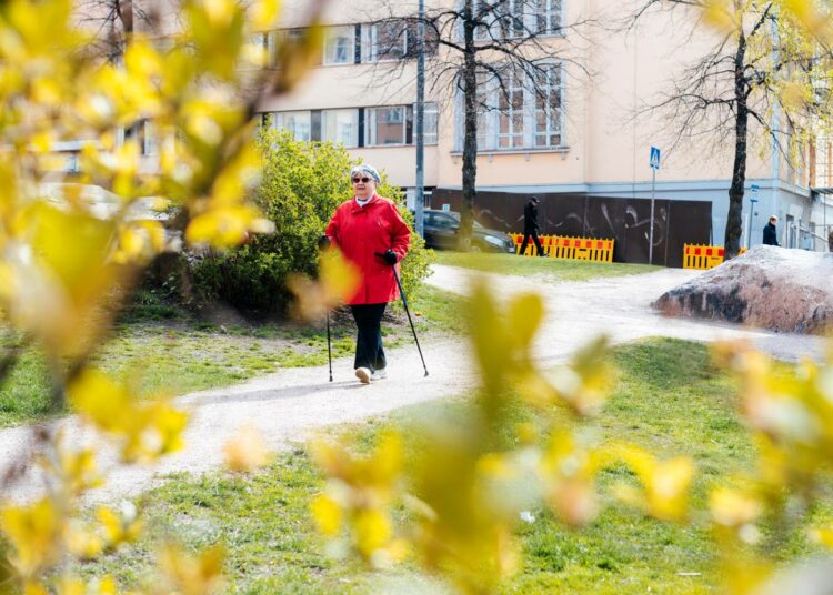 Sisko Kiuru sauvakävelee päivittäin nyt, kun uimahallit on suljettu.