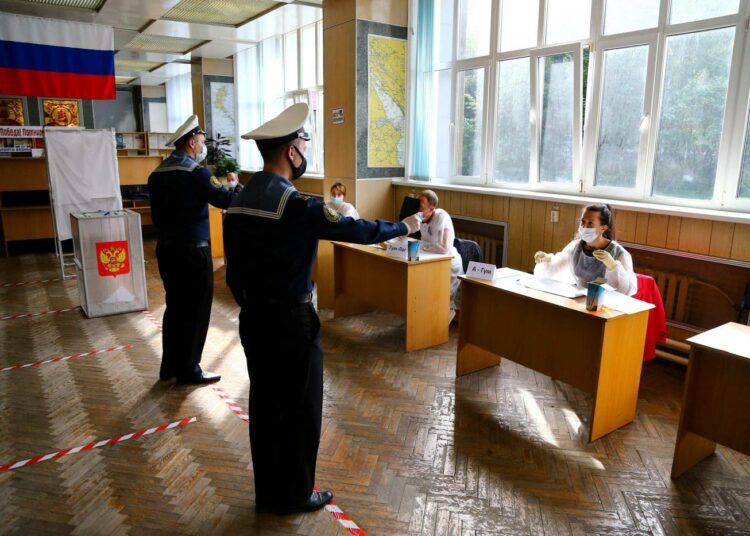 Laivaston kadetteja menossa äänestämään keskiviikkoaamuna Vladivostokissa.