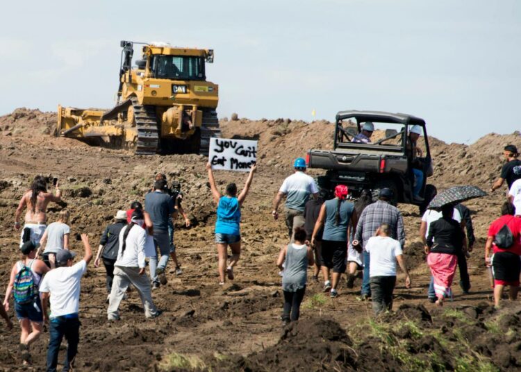 Mielenosoittajat protestoivat Dakota Access -putken rakentamista vastaan syyskuussa 2016 Standing Rockissa.
