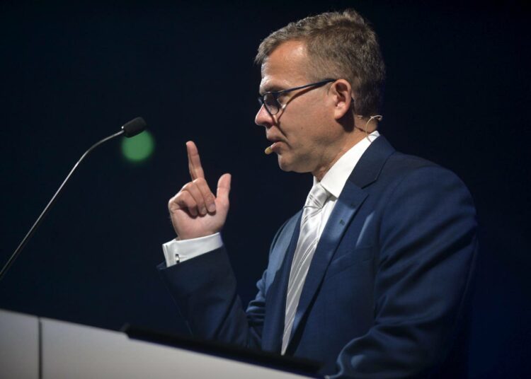 Kokoomuksen puheenjohtajana jatkava Petteri Orpo sormi pystyssä Porin puoluekokouksessa.