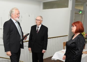 Eläkeläiset ry:n puheenjohtaja Martti Korhonen (vas) puhui perjantaina Valkeakoskella. Paikallinen eläkeläisyhdistys täytti 60 vuotta.