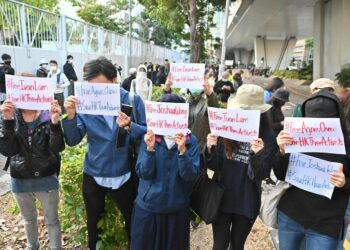 Hongkongissa mielenosoittajat ovat vaatineet demokratian palauttamista ja oikeutta vangituille demokratia-aktivisteille. Kuvassa demokratian kannattajat antavat tukensa demokratia-aktivisteille Agnes Chow'lle, Ivan Lamille ja Joshua Wongille joulukuun alussa tuomioistuimen ulkopuolella.