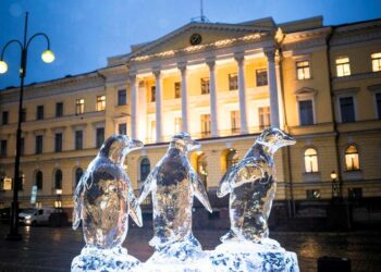 Helsinki on yksi kaupungeista, joihin Greenpeace on tuonut pingviinejä esittäviä jääveistoksia. Helsingin pingviinit teki jääveistäjä Kimmo Frosti.