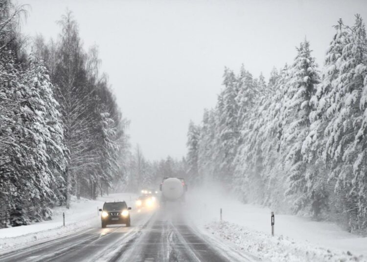 Liikenteessä veronmaksajien rahoja tulee järjestöjen mukaan kunnissa suunnata julkiseen ja vähäpäästöiseen liikenteeseen.