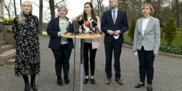 Pääministeri Sanna Marin, tiede- ja kulttuuriministeri Annika Saarikko, oikeusministeri Anna-Maja Henriksson, opetusministeri Jussi Saramo ja sisäministeri Maria Ohisalo hallitusviisikon kehysriihineuvoitteluja koskevassa tiedotustilaisuudessa huhtikuussa 2021.