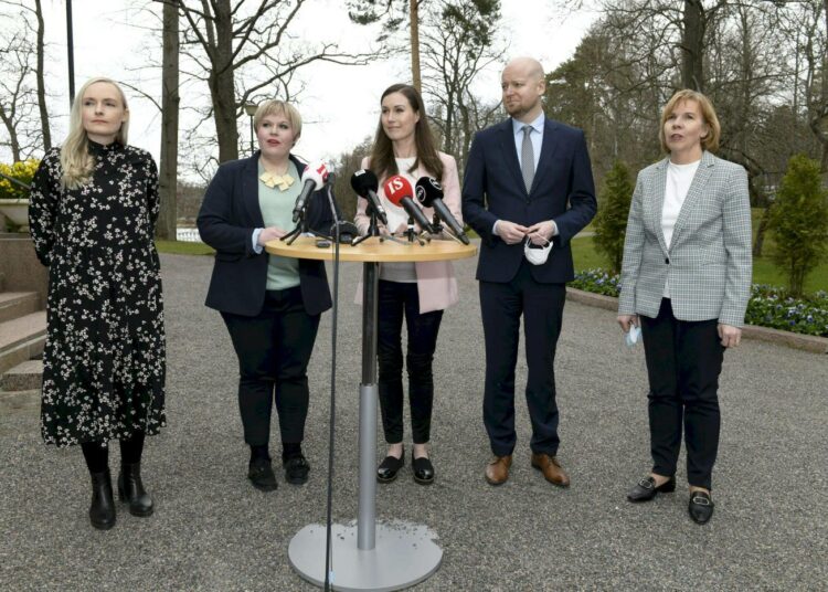 Pääministeri Sanna Marin, tiede- ja kulttuuriministeri Annika Saarikko, oikeusministeri Anna-Maja Henriksson, opetusministeri Jussi Saramo ja sisäministeri Maria Ohisalo hallitusviisikon kehysriihineuvoitteluja koskevassa tiedotustilaisuudessa huhtikuussa 2021.