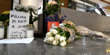 Kukkia ja kynttilöitä kauppakeskus Isossa Omenassa Espoossa tammikuussa 2023, jossa vartijoiden kiinni ottama nainen kuoli voimankäyttötilanteessa.
