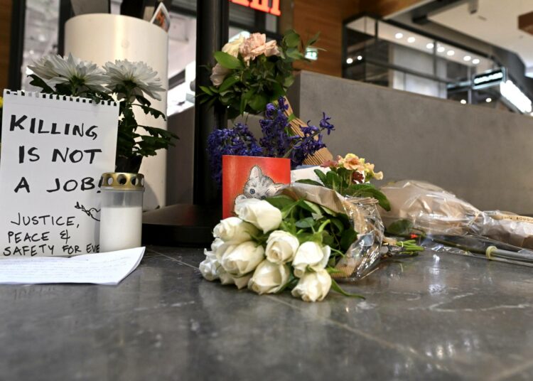 Kukkia ja kynttilöitä kauppakeskus Isossa Omenassa Espoossa tammikuussa 2023, jossa vartijoiden kiinni ottama nainen kuoli voimankäyttötilanteessa.