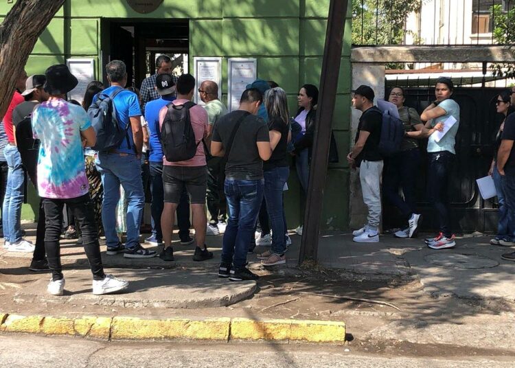 Sadat venezuelalaiset kokoontuvat joka päivä Venezuelan konsulaatin eteen anoakseen asiakirjoja, jotka mahdollistavat siirtolaisstatuksen saannin. Virallisesti hyväksytty siirtolainen voi laillisesti tuoda maahan perheenjäseniään.