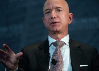 Amazon-yhtiön hallituksen puheenjohtaja Jeff Bezos kuuluu maailman rikkaimpiin ihmisiin. Hänen omaisuutensa arvo on noin 200 miljardia dollaria.