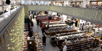 Kirjojen arvonlisävero nousi 4 prosenttiyksikköä ja on nyt Euroopan korkein. Kuvassa Akateeminen kirjakauppa Helsingissä.