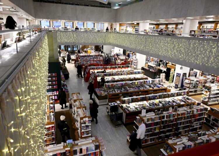 Kirjojen arvonlisävero nousi 4 prosenttiyksikköä ja on nyt Euroopan korkein. Kuvassa Akateeminen kirjakauppa Helsingissä.