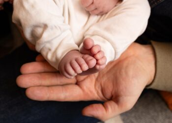 Suomalainen neuvolajärjestelmä keskittyy vauvan hoitamiseen. Myös äiti tarvitsisi enemmän huomiota.