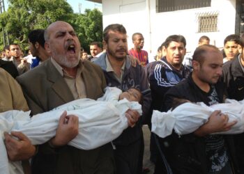 Palestiinalaislasten riski kuolla valtiolliseen väkivaltaan on maailman huippua. Hautajaissaattue suree kahta Israelin iskuihin menehtynyttä lasta Gazassa.